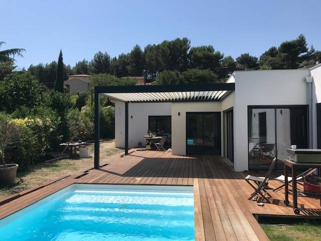 pergola bioclimatique sur terrasse en teck
