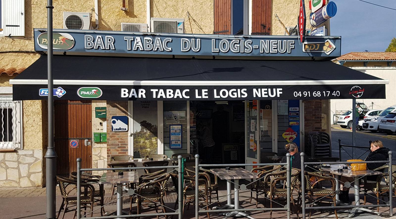 Changement avec flocage de la toile du store extérieur du Bar Tabac du Logis Neuf à Allauch