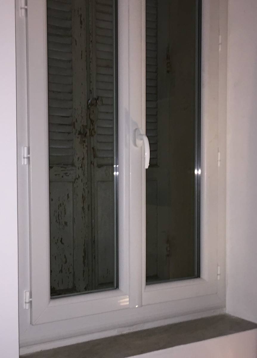 fenêtre avec poignée centrée