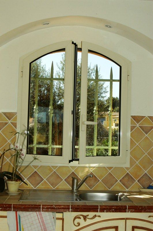 fenêtre cintrée en aluminium laqué avec barreaudage à Aix en Provence
