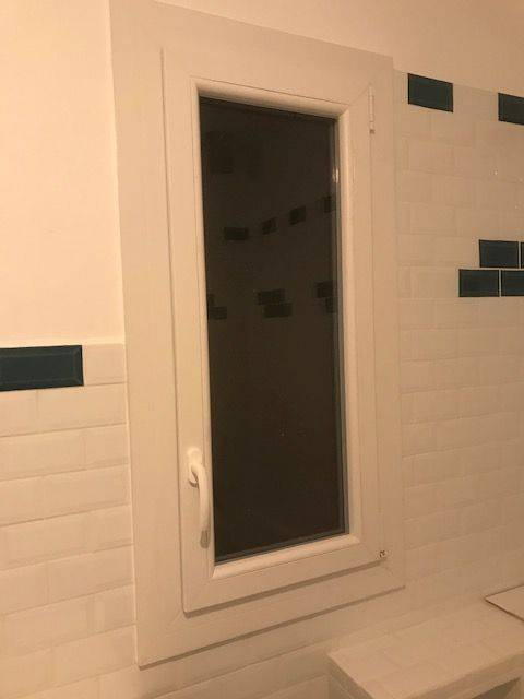 fenêtre PVC de salle de bain