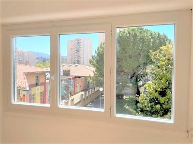 Fenêtre PVC de rénovation à 3 vantaux : 1 ouvrant à la française 2 vantaux + 1 fixe