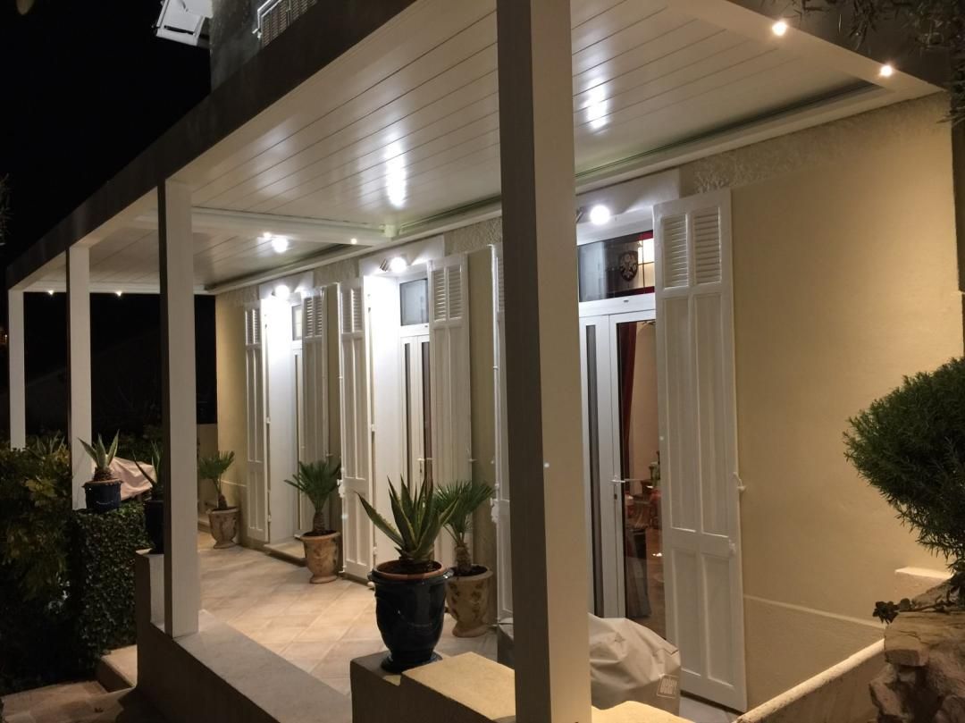 Pergola bioclimatique avec éclairage leds sur le pourtour