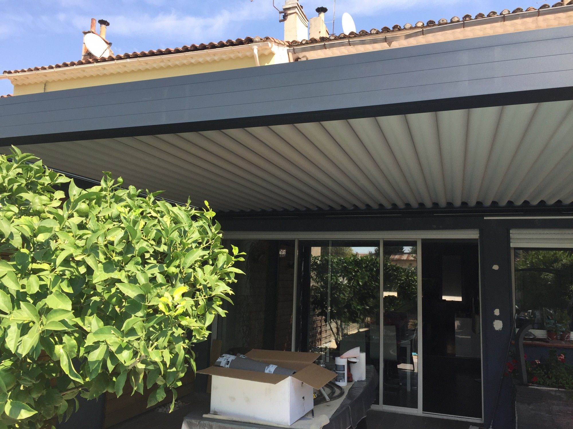 Transformez votre terrasse en espace de vie confortable avec la pose de notre pergola à lames orientables à Aix en Provence