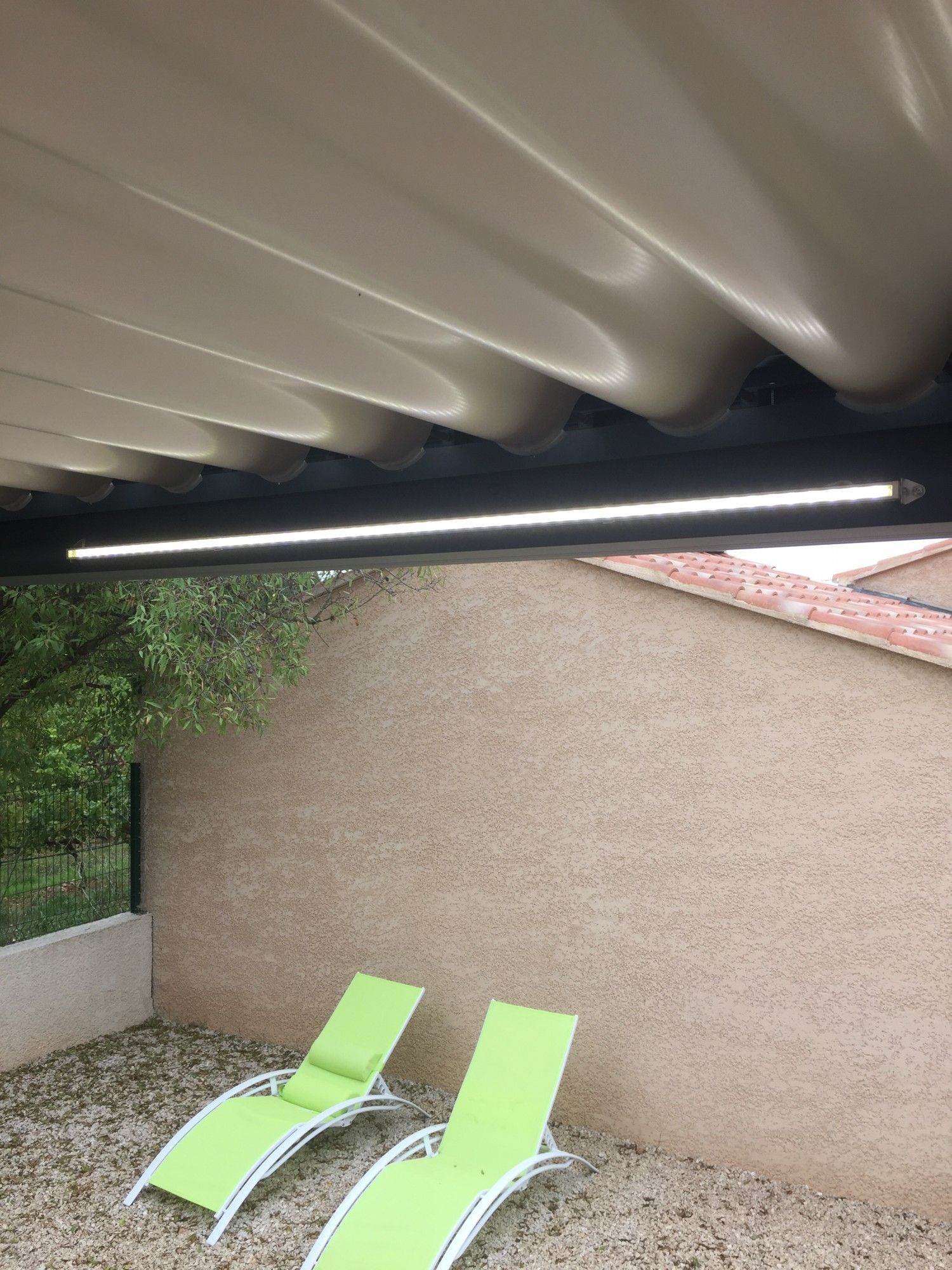 Equipez votre pergola à lames orientables de barrettes LED