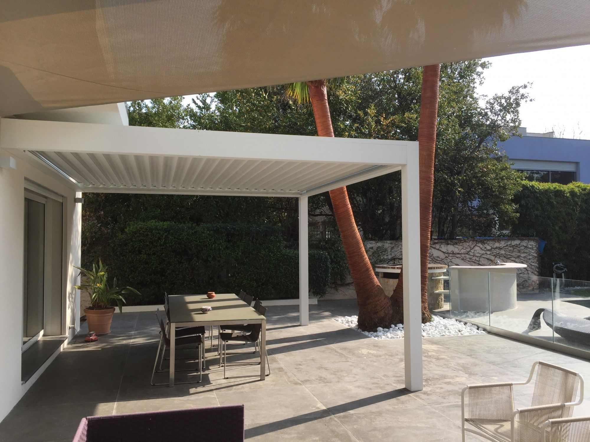 Fourniture et pose d'une pergola bioclimatique à Marseillle