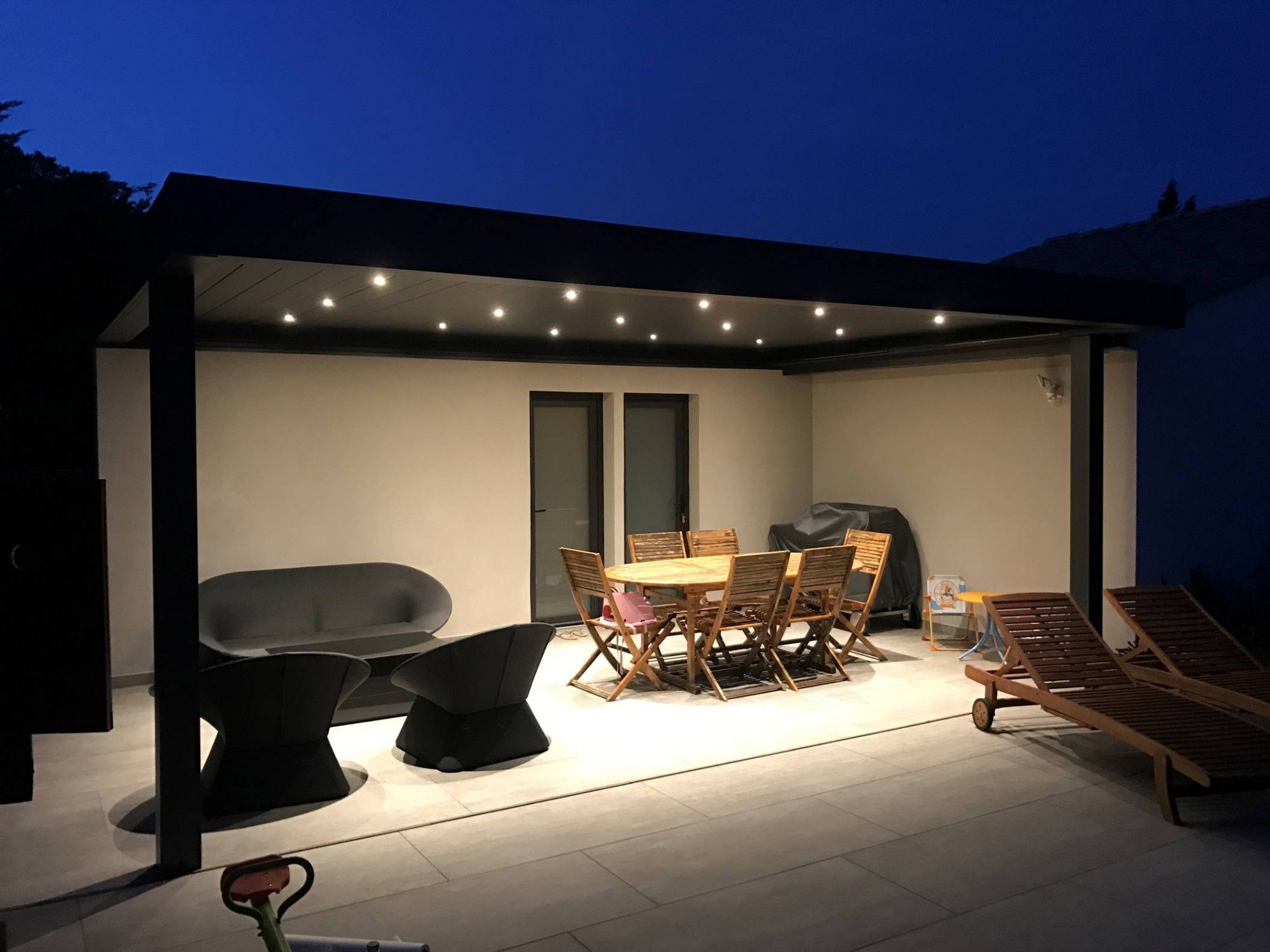 L'éclairage de votre pergola par spots ou barrettes leds : c'est vous qui choisissez.....