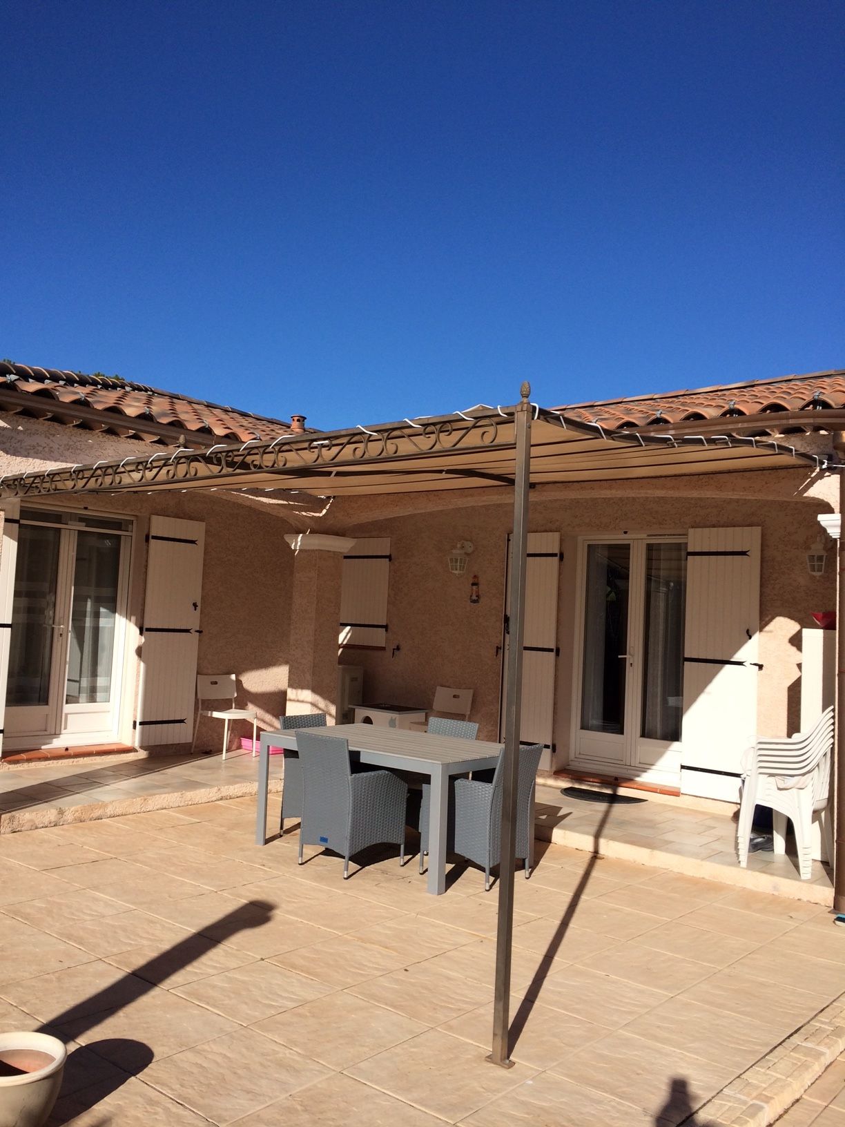 Fourniture d'une toile de Pergola étanche sur mesure pour une protection maximale contre les intempéries près d'Aubagne