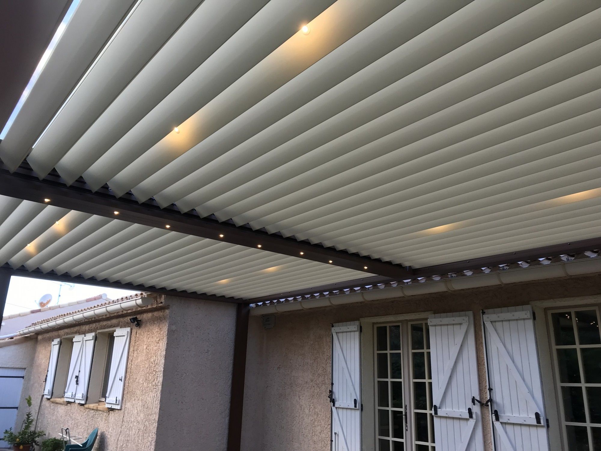 Une grande pergola bioclimatique à deux modules à Marseille