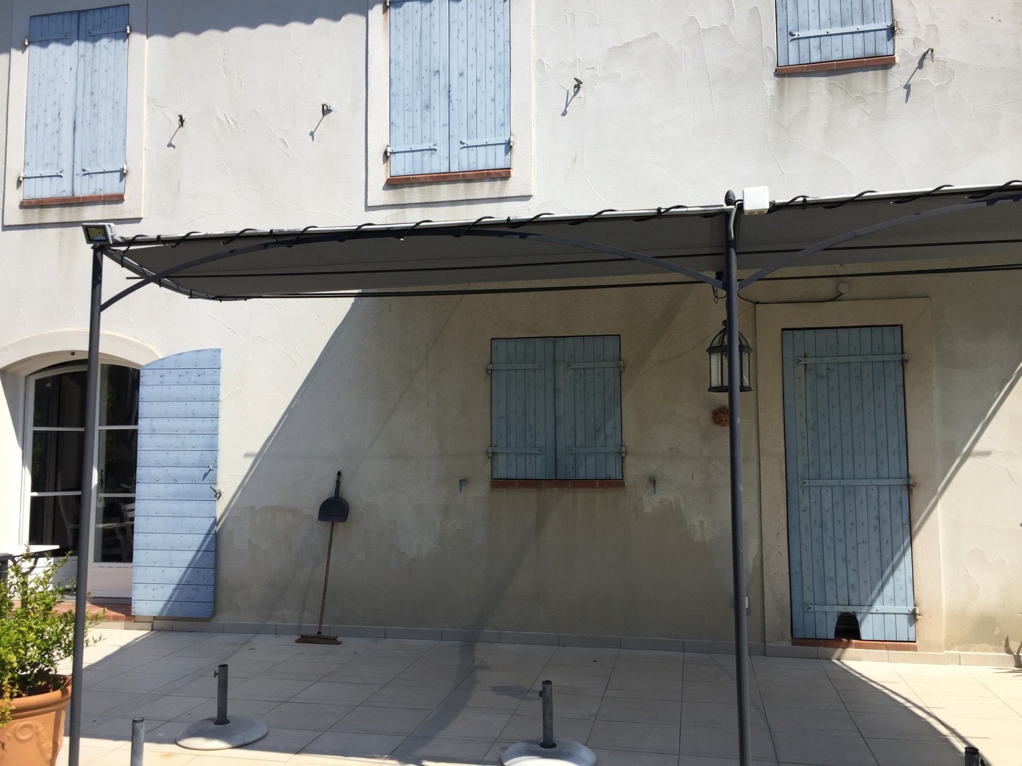 Pose d'une toile de pergola microperforée à Marseille