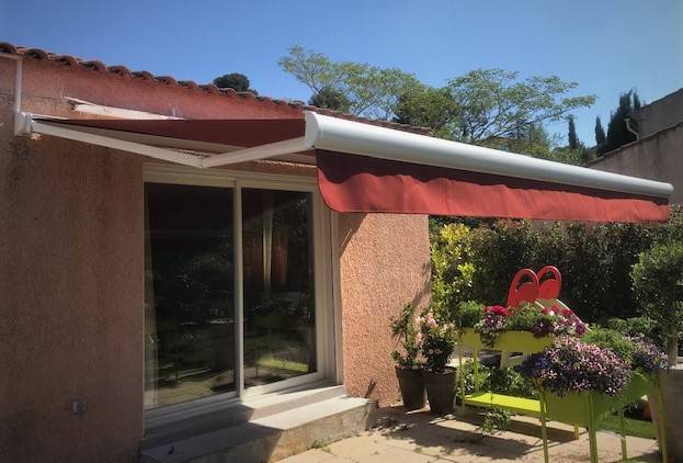 store coffre posé sur mur