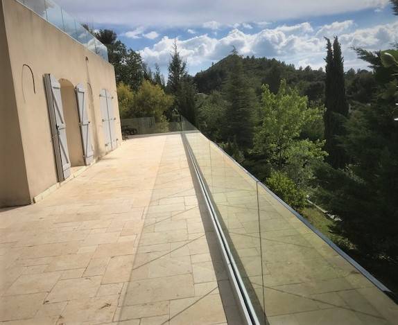 Réalisation d'un garde-corps en verre pour les terrasses d'une maison à Aubagne