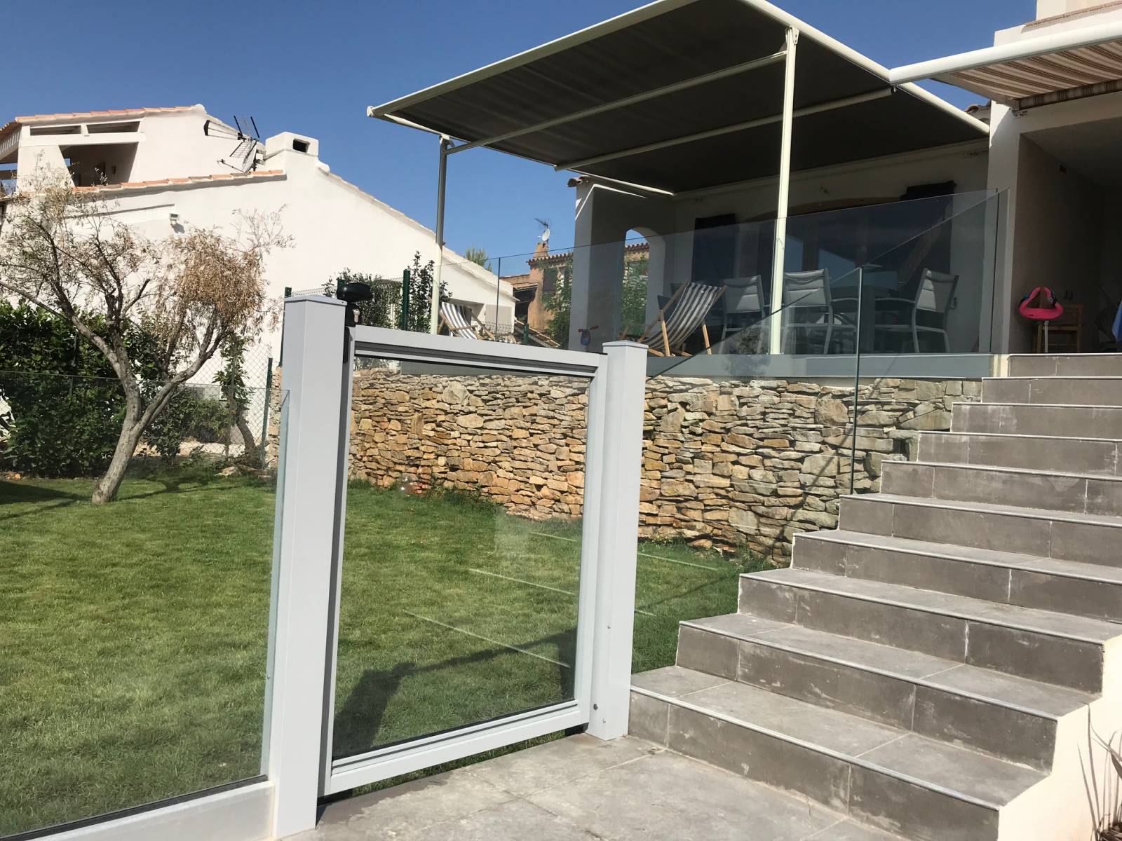 Exemples de portillons de garde-corps en inox ou aluminium vendus sur mesure par Alberstore à Aubagne