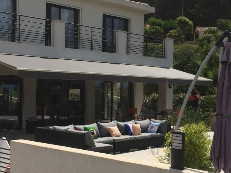 2 stores bannes avec toile couleur gris anthracite à Gémenos