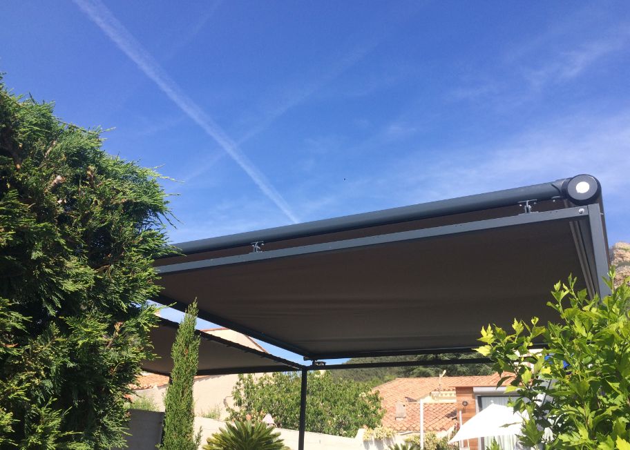 store de toiture de pergola posé par Alberstore à La Ciotat