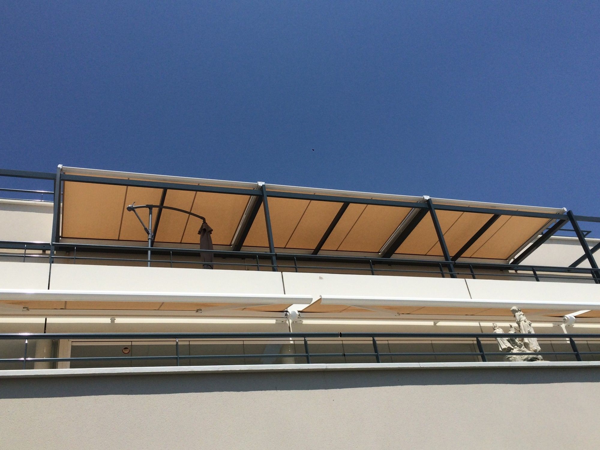 Pose de stores sur une pergola à Allauch