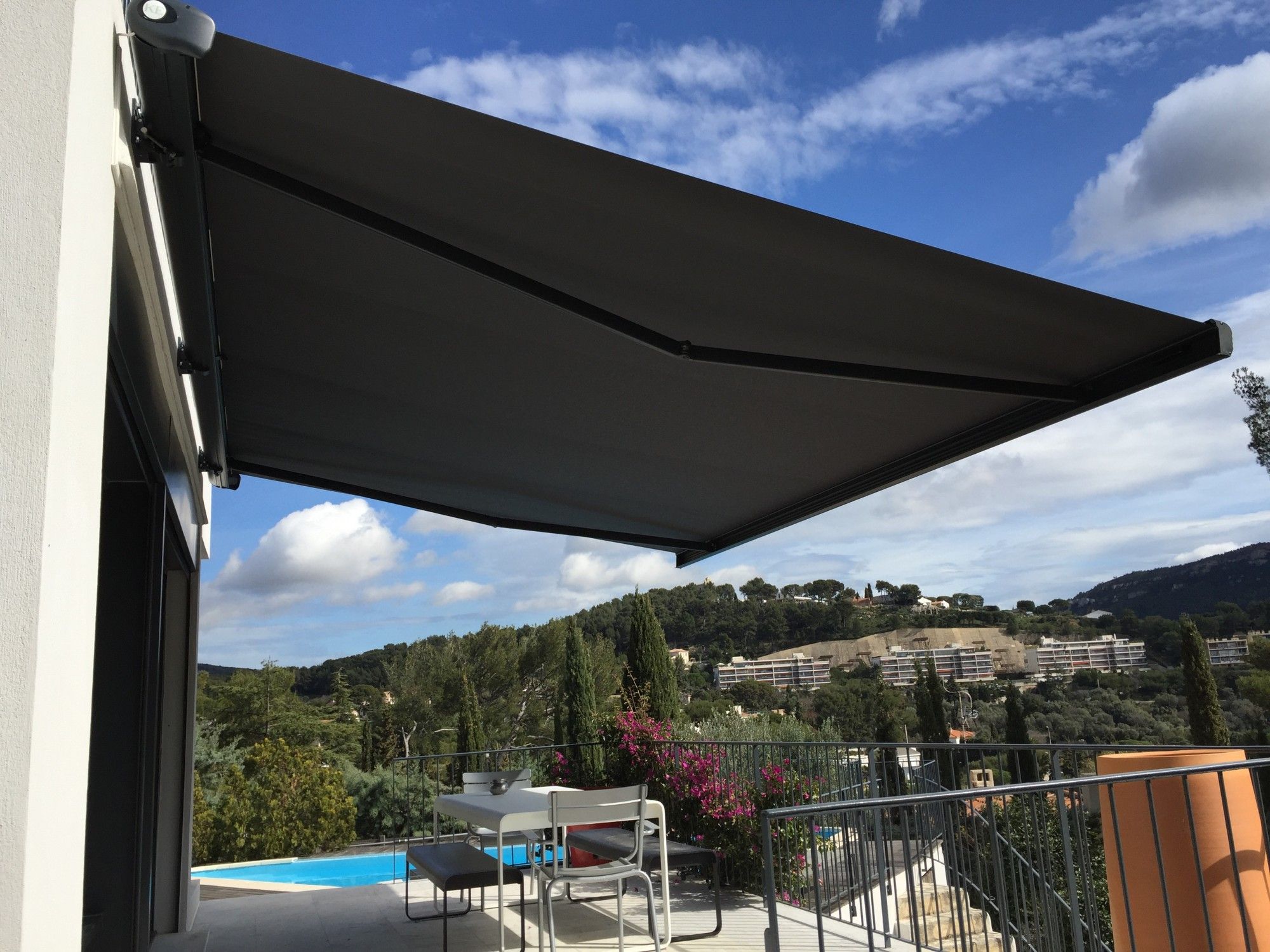 Exemple de fourniture et pose de 2 stores coffres complets couleur gris anthracite à La Ciotat