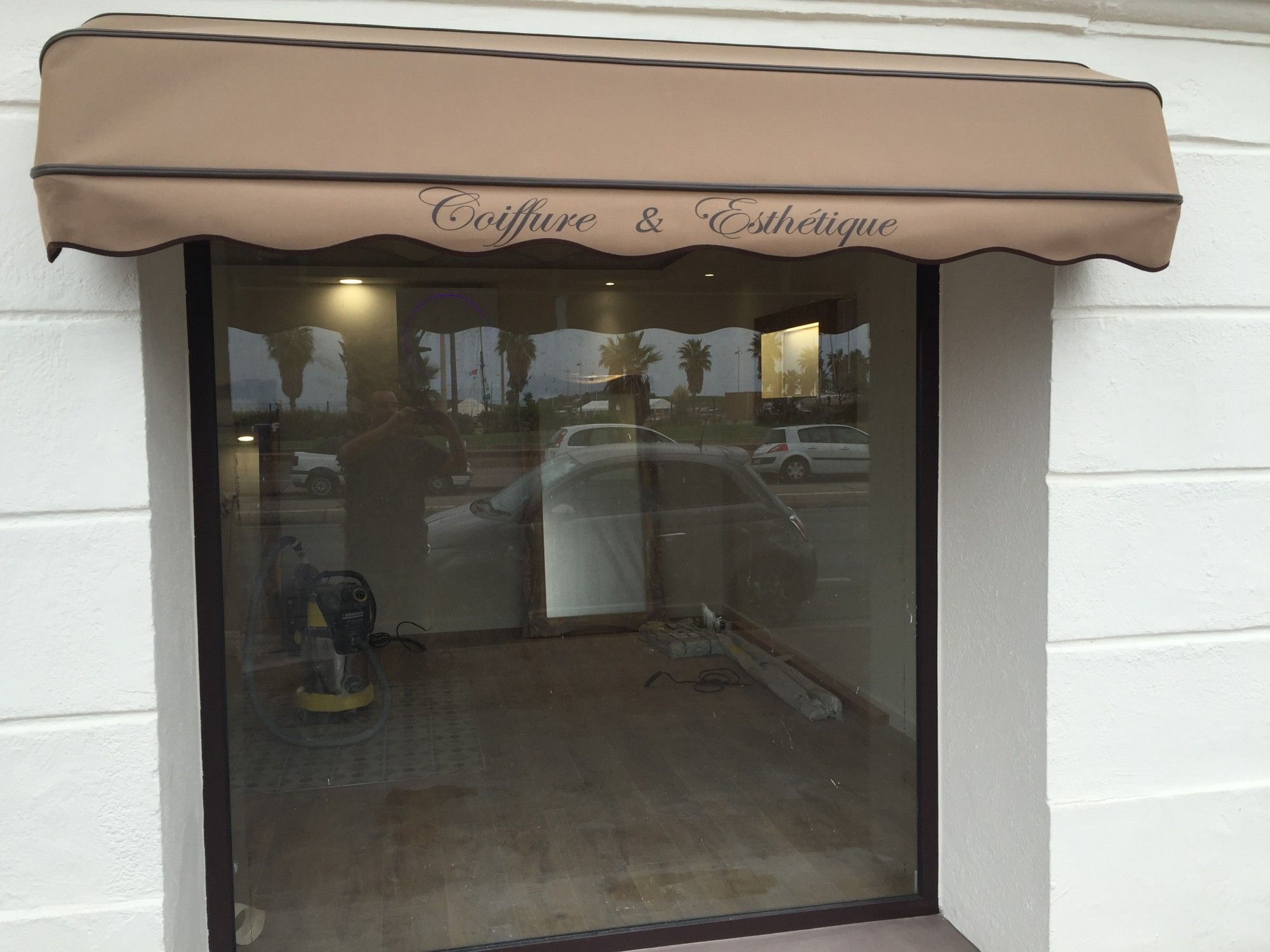 Pose de stores type corbeille pour un institut de Marseille 8ème