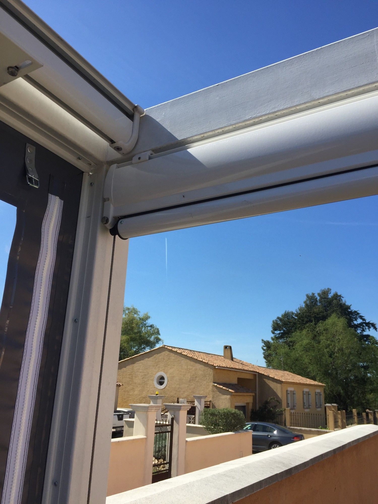 Fourniture et pose de stores extérieurs verticaux type bannette à Marseille