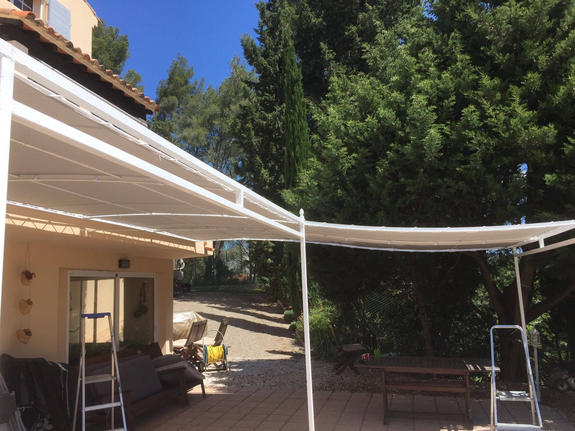 Fourniture et pose de 2 toiles sur une pergola en forme de L à Aubagne