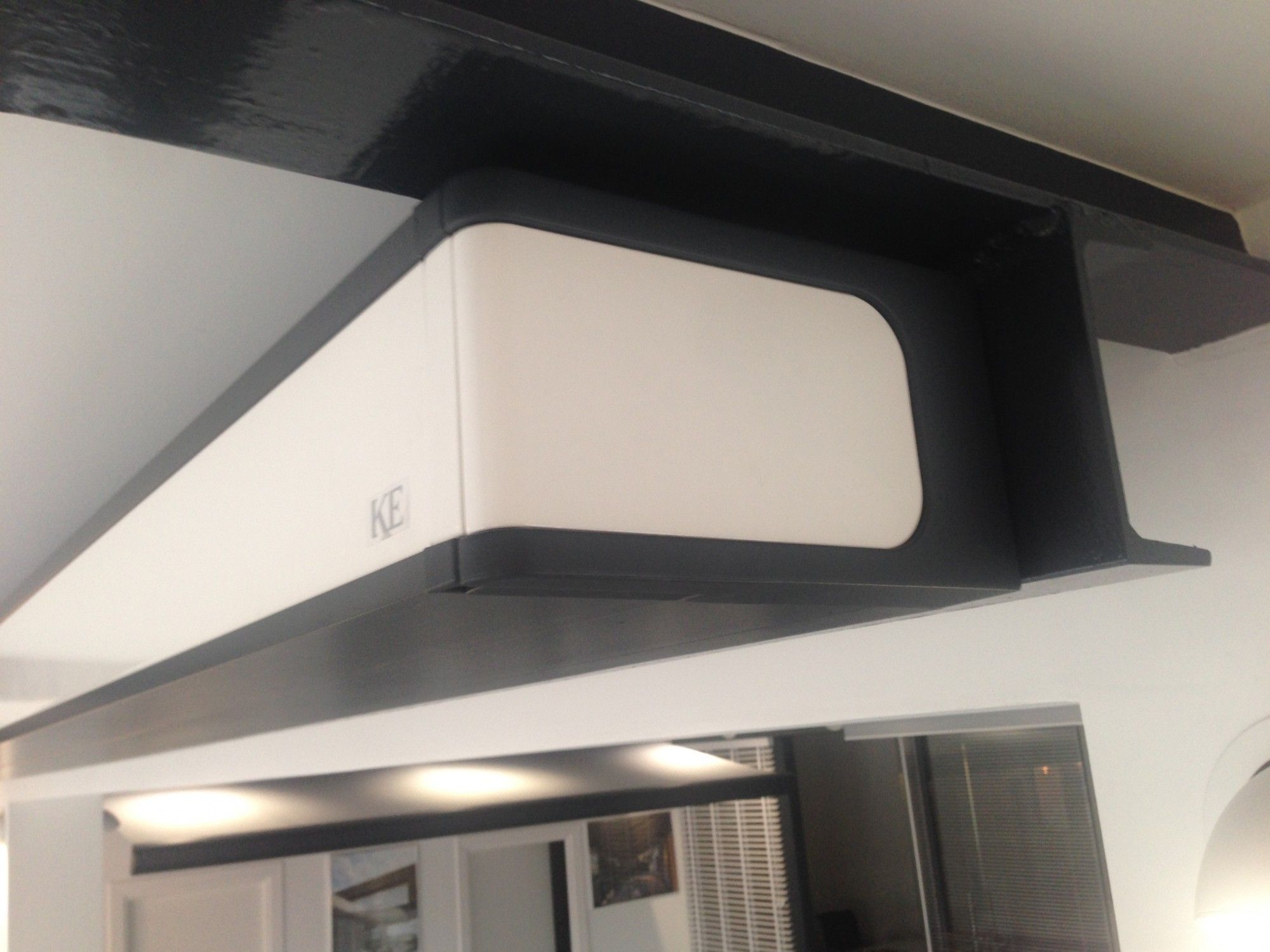 Venez découvrir le store design Qubica Flat dans notre showroom d'Aubagne