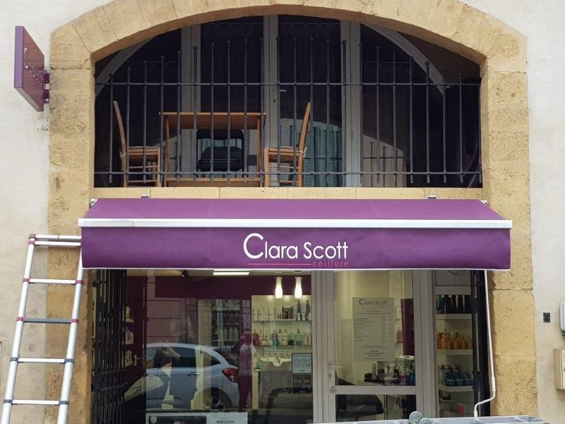 Une nouvelle toile de store pour un coiffeur de Jouques