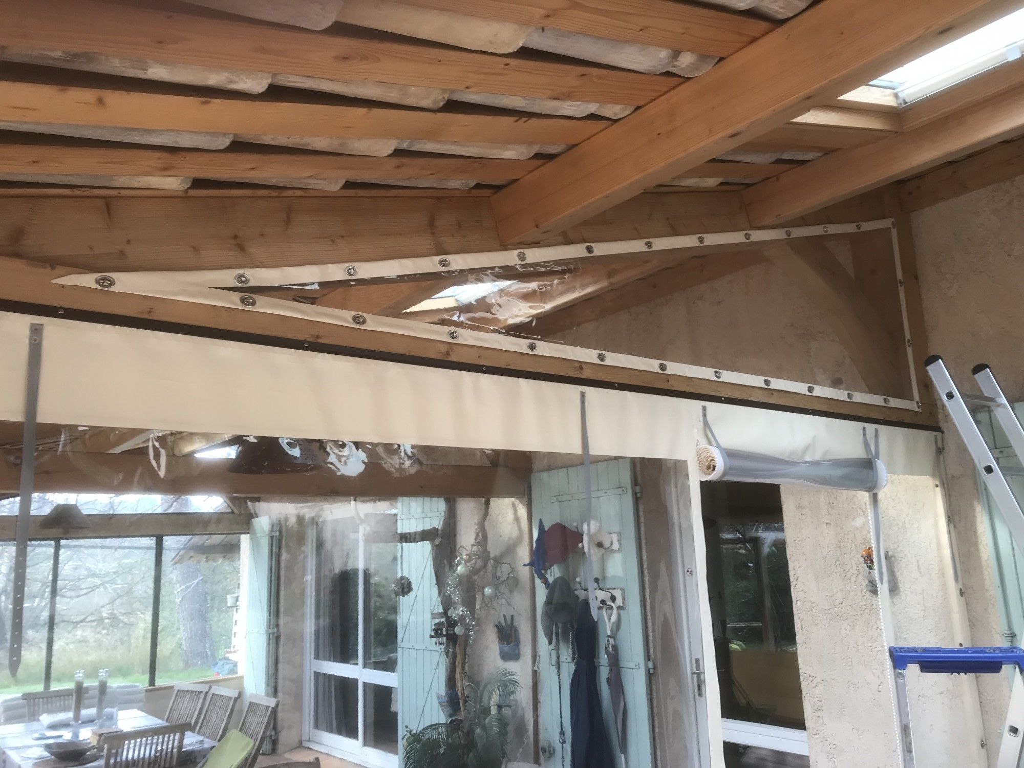 Fermeture d'une terrasse avec des toiles PVC à Marseille