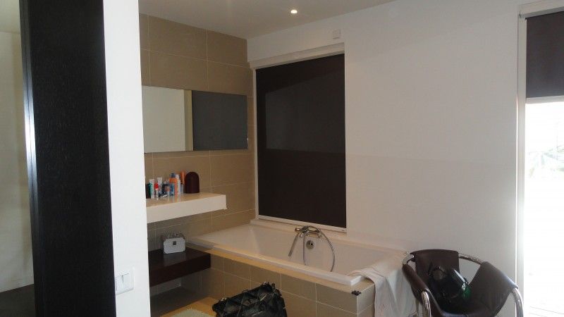 Stores enrouleurs installés par Alberstore dans une maison à Marseille.