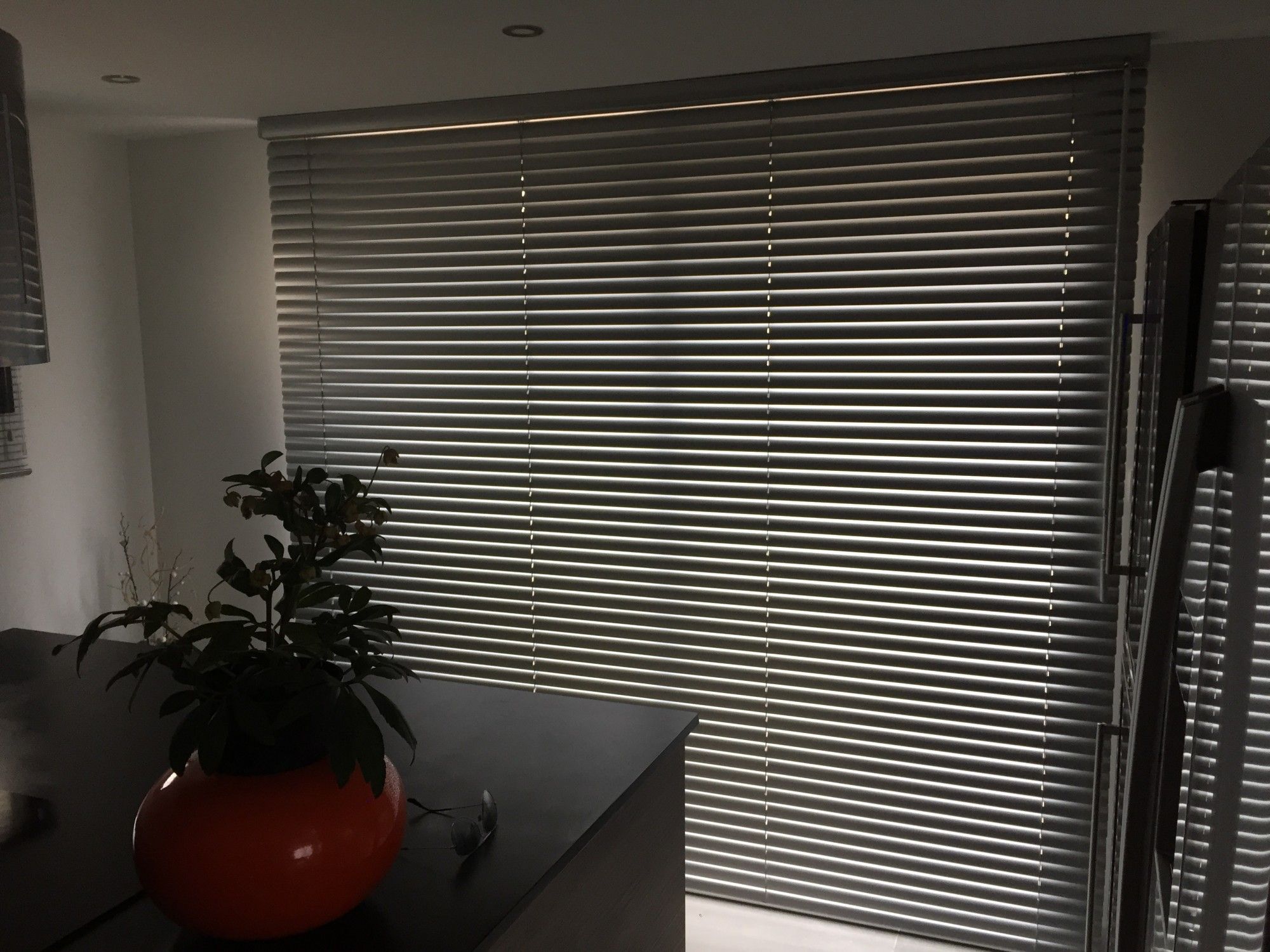 Exemple de pose de stores vénitiens aluminium à lames de 50 mm chez un particulier de Marseille