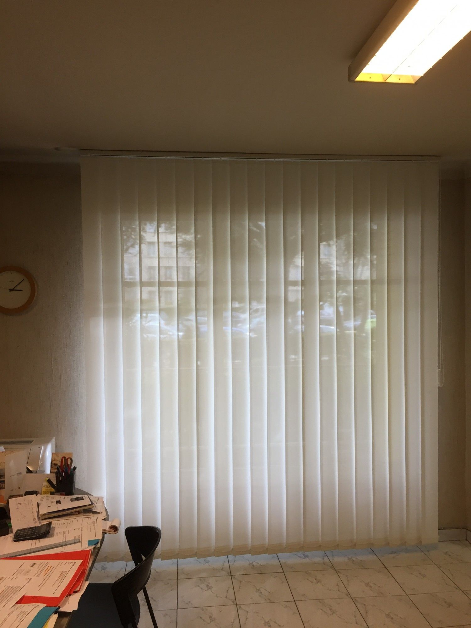 Fourniture et pose de stores à bandes verticales dans une société marseillaise