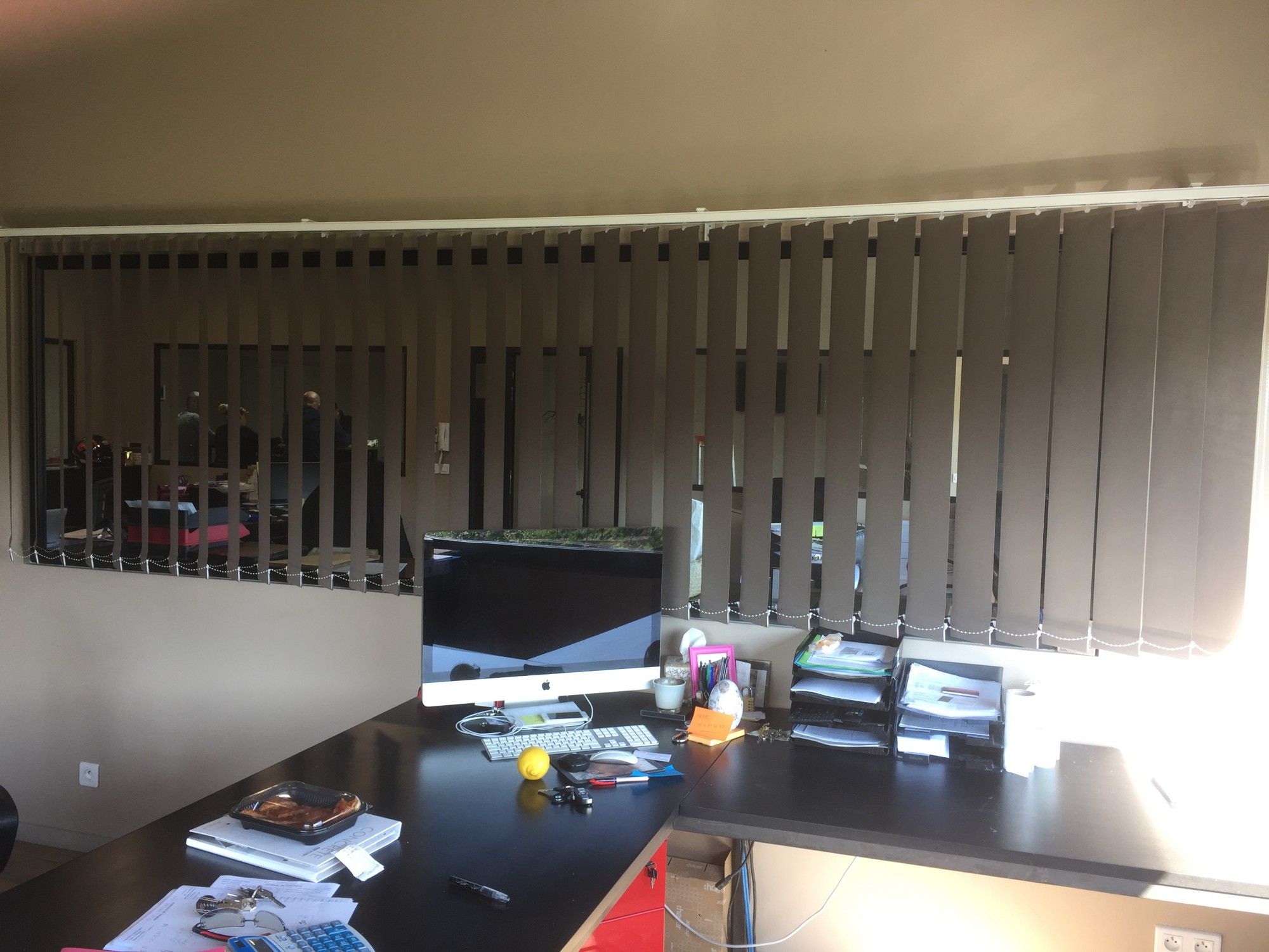 Pose d'un store à bandes verticales dans un bureau à Marseille