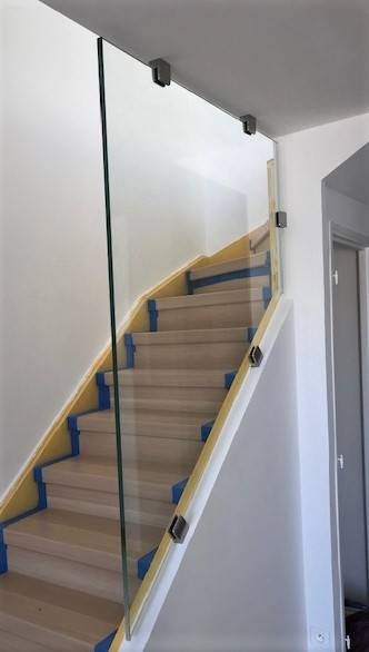 Vente, création, fourniture et pose d'un garde-corps transparent pour l'escalier d'une maison de Marseille