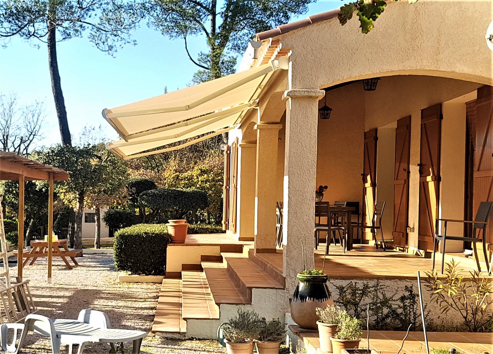 Stores coffres posés sur façade à Aubagne