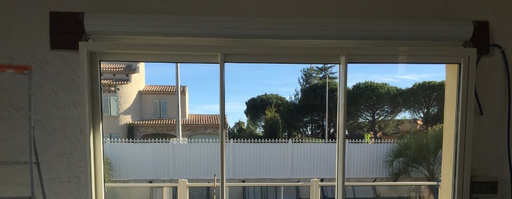 Pose d'un volet roulant type traditionnel dans une maison en rénovation à Marseille