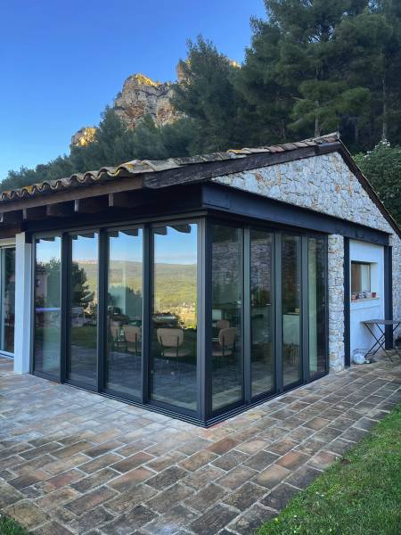 Pose d'un rideaux de verre coulissant dans une villa à Cassis proche de Marseille