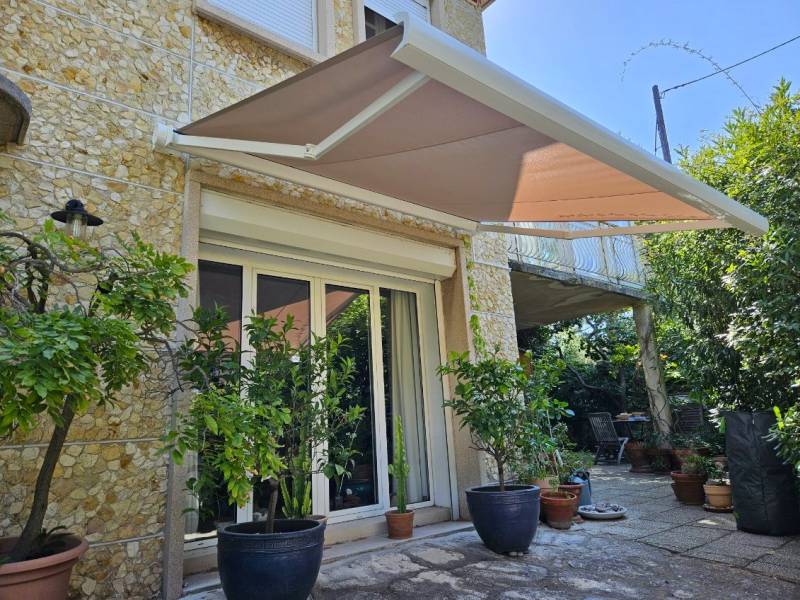 store coffre posé en façade à Marseille 